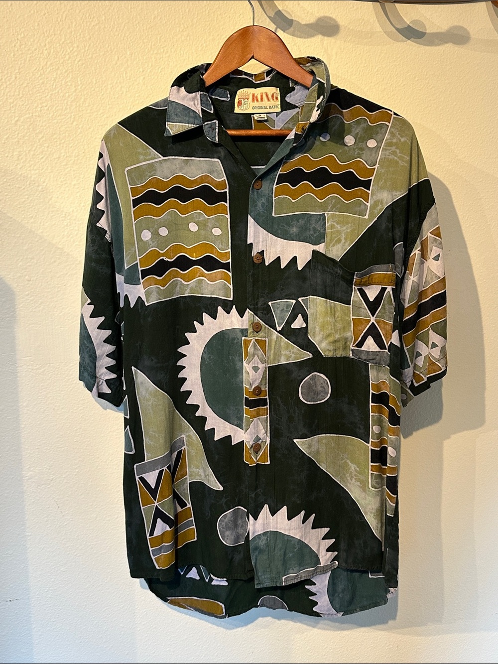 VTG 100% Rayon KING Batik button down Short-Sleeve Men's Shirt